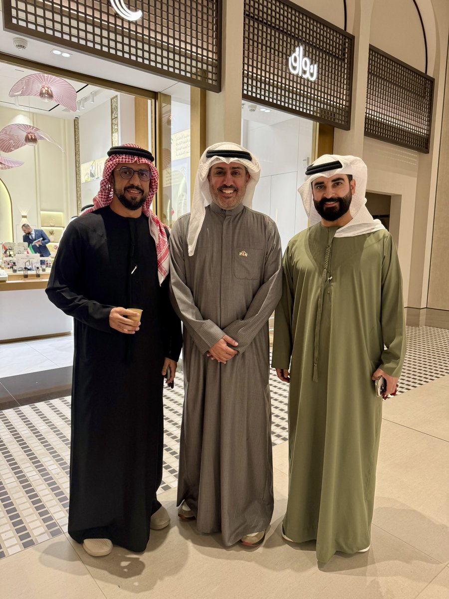 ALI_ALAHMAD19's tweet photo. تشرفنا بلقاء الأعزاء
أنور جاسم الخرافي «بو جاسم»
وناصر بدر الشرهان «بو أحمد» 🌿

وسعدنا بحضور الافتتاح الرسمي
لمحل #تواق في دبي مول ..
وتدشين عطر ( زايد وراشد )، عطر يحمل في معانيه محبةً تجمع الإمارات والكويت 🇦🇪🇰🇼

أسماء كبيرة… وأخلاق أكبر ✨
.
#الامارات_والكويت_إخوة_للأبد https://t.co/cdur8IGRsb