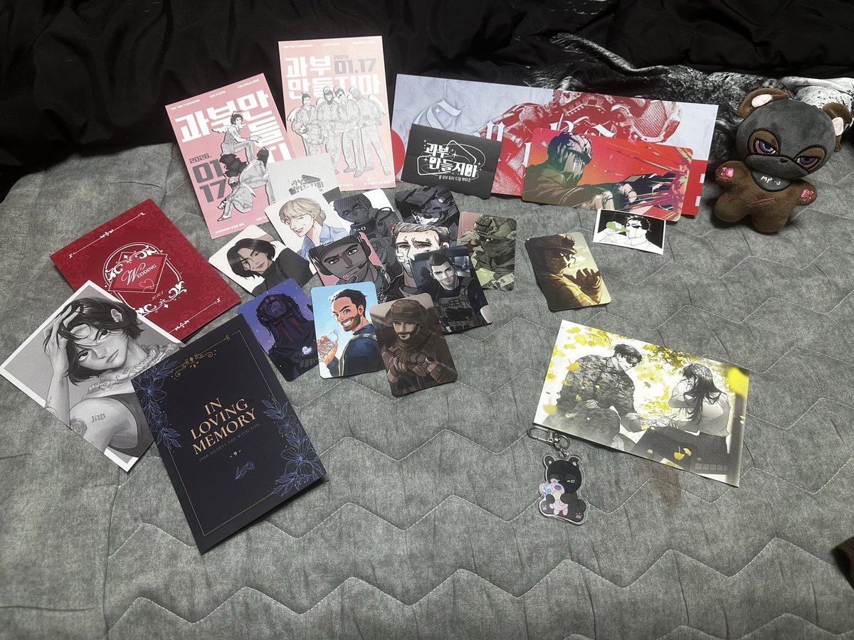 spisthebestt's tweet photo. #과부만들지마_후기
  때는 2025년…. 10월. 과부만들지마 부스가 열린다는 소식을 들었습니다
  행사에는 가본 적이 없어 포기하려던 순간, 신에게 계시를 받아 전날 급하게 잡은 숙소와, 다섯시간 잔 체력과, 당일 급하게 뽑은 현금(못뽑아갔으면 울었습니다)을 당당하게 들고 10시부터 줄을 서 얻은 제 소중한 굿즈를 소개합니다…. 감사합니다
