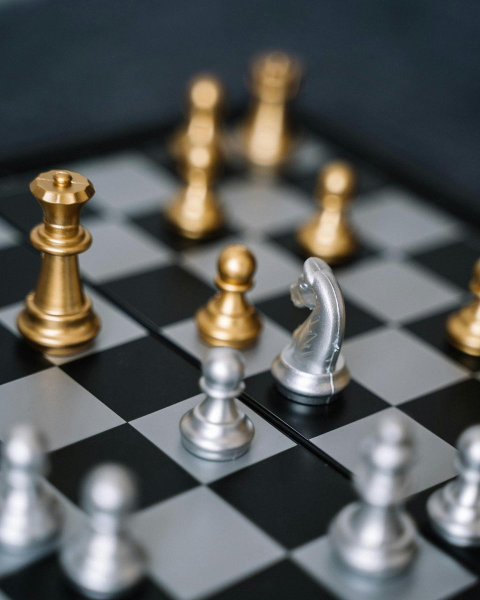 The CRE market is separating strategic thinkers from order-takers, especially in asset management. 5 questions reveal which you're interviewing (or which you are):

Most candidates worry about preparing for technical questions. Few prep for these.

"How would you defend an