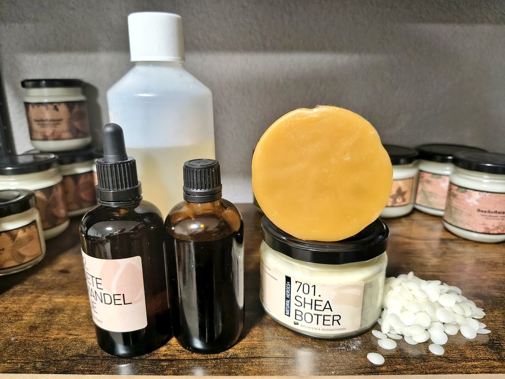 Dojechało masło shea bezzapachowe 😉 <a href="/dorotkaeich/">Dorota 🌺</a> <a href="/Mo_FAA_Gallery/">Mo's Gallery</a> <a href="/Mariola33271519/">Mariola 🦋</a> <a href="/01Agulka/">Agnieszka 💔🖤</a> wieczorem będę robić krem. Zapach tego pierwszego nierafinowanego jednak jest drażniący na dłuższą chwilkę 😉. Tym wysmaruje nogi jak będę miała ochotę być sama😂.
Będę informować😘.