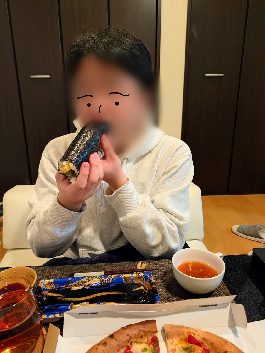 めっちゃ話しながらぶっとい恵方巻食べました！
あとピザ🍕
無言で食べるとか無理でした笑