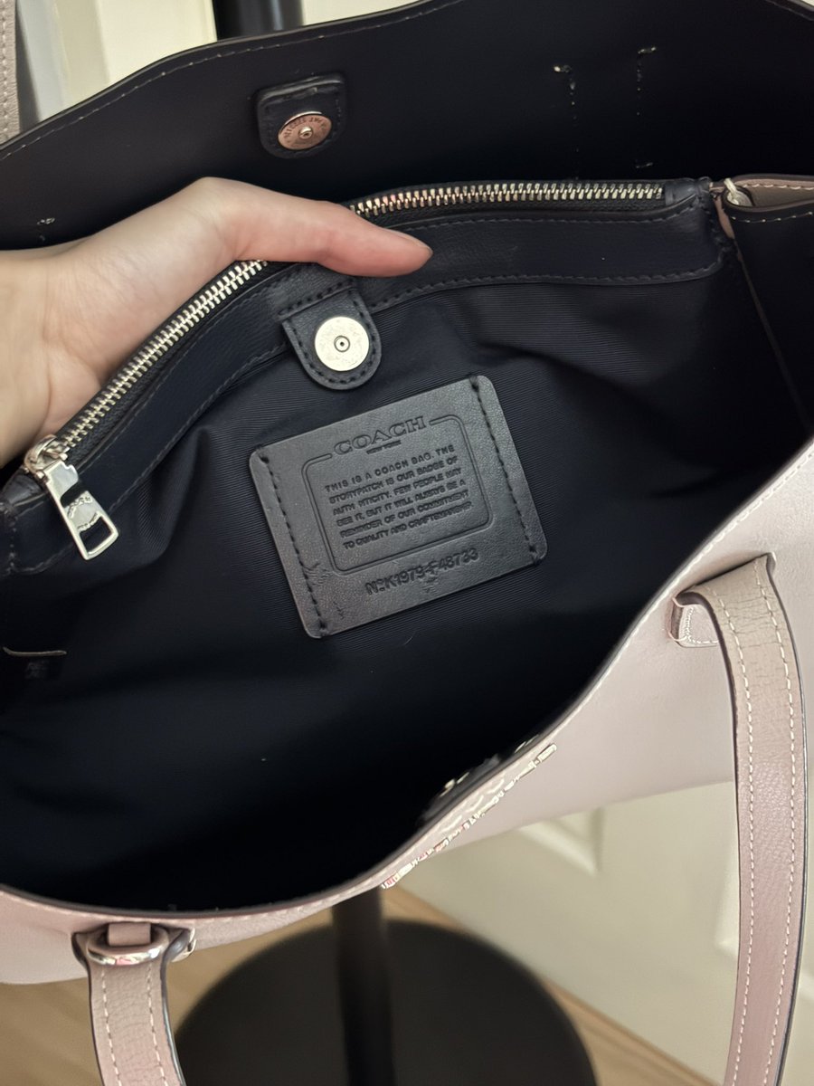 bringitbagg's tweet photo. 🎀COACH AVENUE TOTE รุ่นมีกระดุม 3ช่องการใช้งาน🩶✨สีLight Grayลูกคุณสุดๆ สายยาวมาครบ
size: 13นิ้ว (ปาก13 ฐาน5 สูง9)
price: 2790✅
*สายมีร่องรอยบ้างค่ะ โดยรวมที่เหลือสวยกริบมากค่ะ

#ส่งต่อCoach #กระเป๋าCoach #ส่งต่อกระเป๋า #ส่งต่อกระเป๋าแบรนด์เนม #ส่งต่อกระเป๋ามือ2 #coachมือสอง https://t.co/XaXuMsrQpc