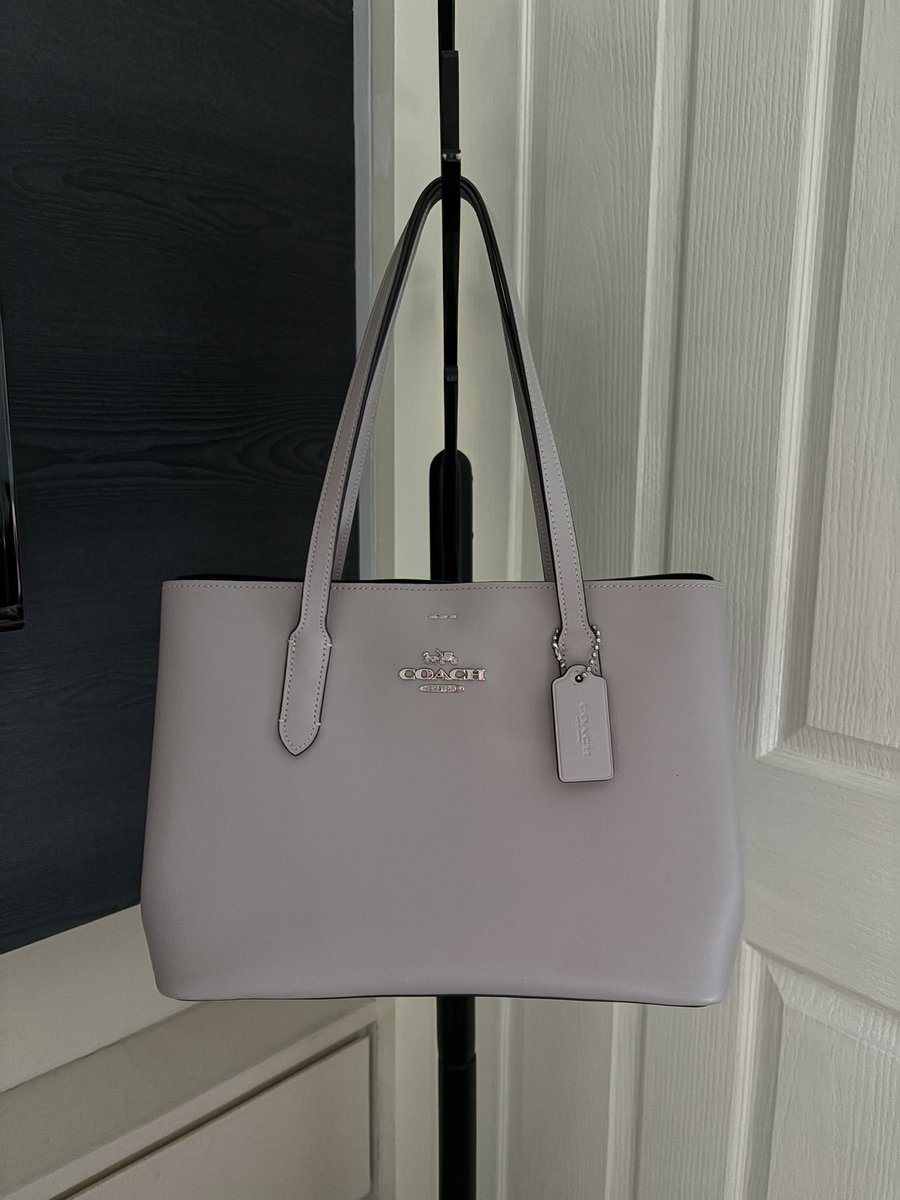 bringitbagg's tweet photo. 🎀COACH AVENUE TOTE รุ่นมีกระดุม 3ช่องการใช้งาน🩶✨สีLight Grayลูกคุณสุดๆ สายยาวมาครบ
size: 13นิ้ว (ปาก13 ฐาน5 สูง9)
price: 2790✅
*สายมีร่องรอยบ้างค่ะ โดยรวมที่เหลือสวยกริบมากค่ะ

#ส่งต่อCoach #กระเป๋าCoach #ส่งต่อกระเป๋า #ส่งต่อกระเป๋าแบรนด์เนม #ส่งต่อกระเป๋ามือ2 #coachมือสอง https://t.co/XaXuMsrQpc