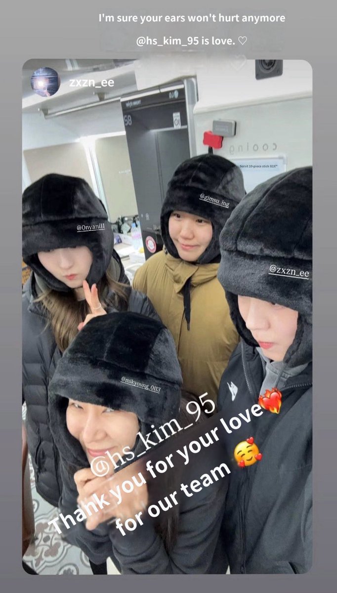 Hye Soo brought winter hats for the on-set assistants. Small gesture. Real warmth.
That kind of character lasts.

#김혜수 #金憓秀 #KimHyeSoo
