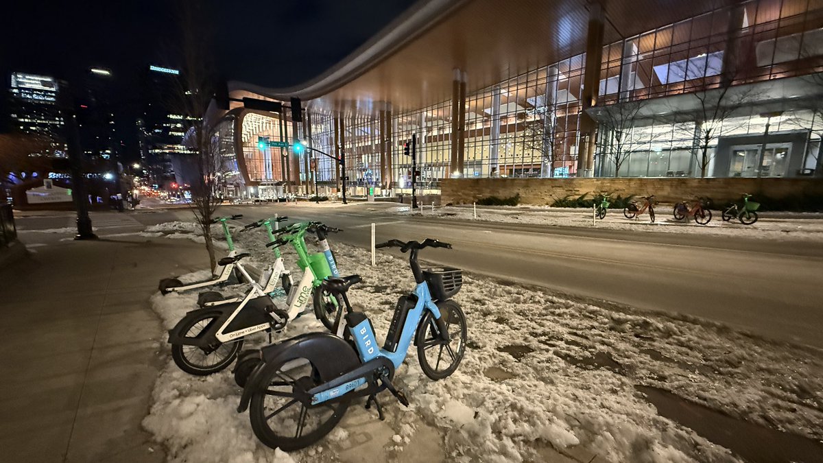 lead230's tweet image. Ice lingers near the @musiccitycenter in #Nashville #Tennessee 📸 Lee Roberts