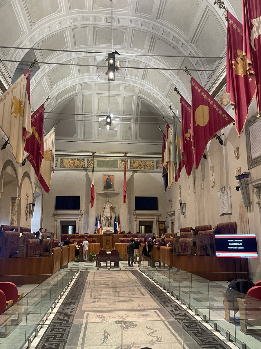 Raadszaal gemeente Rome, Julius Caesar kijkt mee over de schouder van de burgemeester…