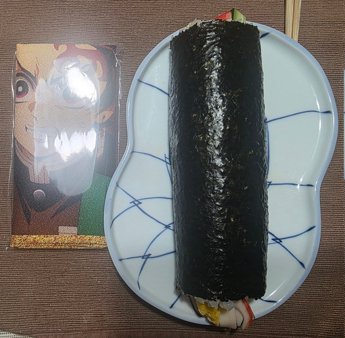 今年も母お手製の恵方巻が来ましたー‼️
…って、昼間食べた👹滅の恵方巻の長さ(特典の風呂敷ぐらい)軽く越えてて横転🫨
気合い入れて作ったのか中身の具まではみ出て長さ約20cmあるし💧
今年はダイナミック恵方巻が来訪‼️🤣