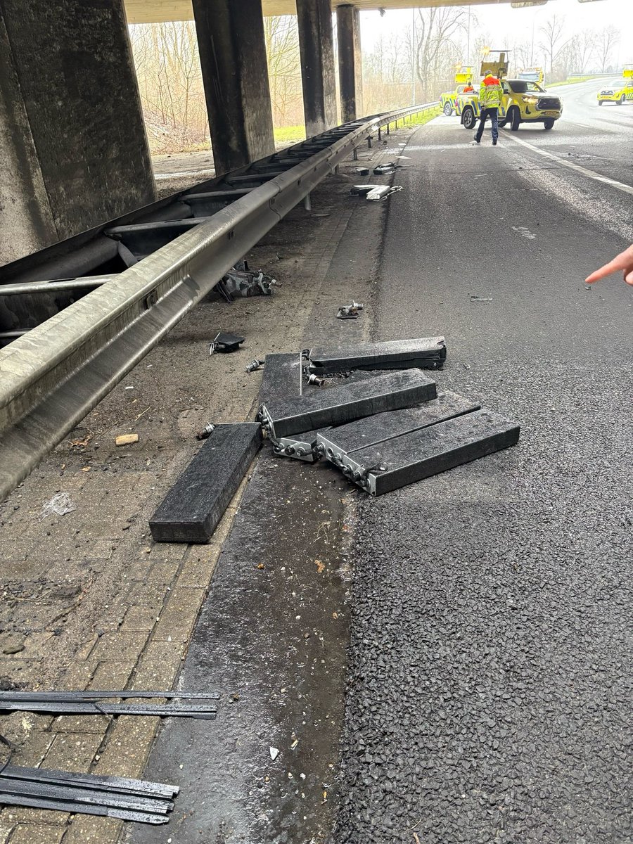 Vrachtwagen verliest lading accu's op Knp. Lunetten