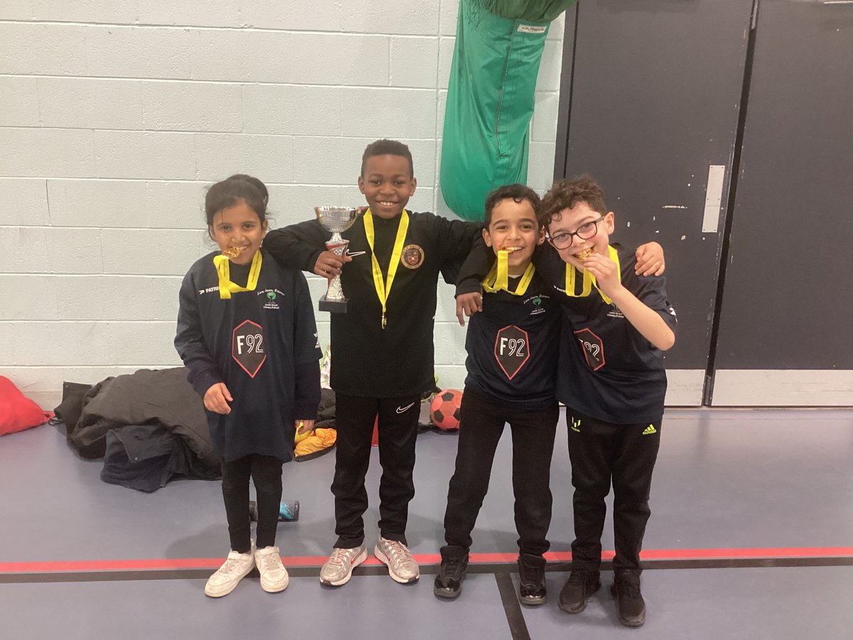 A fantastic afternoon of Handball. Excellent passing, movement, skill and teamwork all on show. 
We  are  very proud. 👏🏻