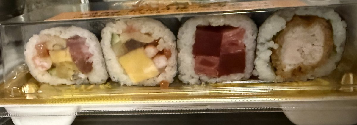 節分の今日は、
大事な 専門学校の イベント・リハーサルだっので、
昨日 恵方巻き（巻き寿司）を食べました。

父が、寿司職人だったので、
僕が子供の頃（小学5年）くらいから、
大阪の海苔組合のチラシで、

知って以降、毎年の行事です。👹🫘