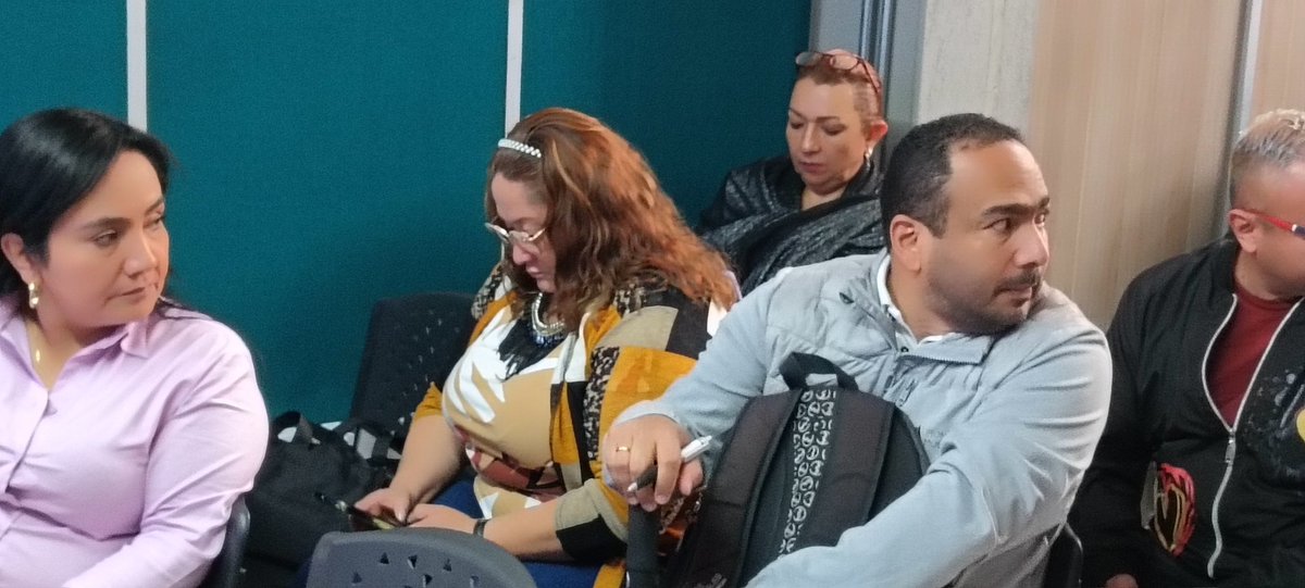 Rectores y docentes de <a href="/rafaeluribeu/">Alcaldía Rafael Uribe Uribe</a> y delegados de propiedad horizontal hablando de las estrategias #aninalesaltablero #EnconjuntoporlosAninales y #vecinosbuenapata en la IED Enrique Olaya Herrera <a href="/AHLLAMAS/">Antonio Hernández</a> <a href="/Bogota/">Alcaldía de Bogotá</a>