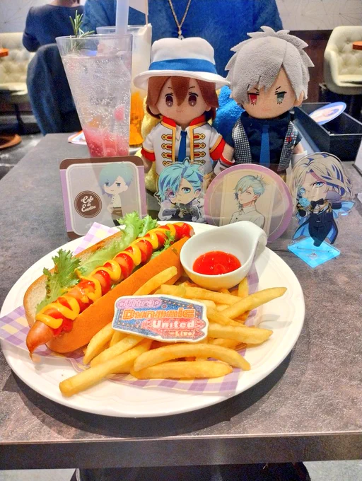 日曜日にスイパラで藍ちゃんのフードと綺羅のスイーツ食べてきました! これでシャイニング事務所のドリンクコースターコンプできました〜 初期服ほんとかわいい