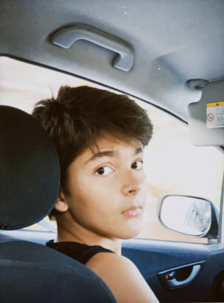 Sesini son kez duyduğum gün bugün
Ne kadar çok sevdiğimi söyledim 
Oralarda hava soğuk dikkat et dedim..
Asıl dikkat etmemiz gerekenin kötü insanların kötü kalpleri olduğunu bilemedim..diyemedim 
Türlü dalaverelerle mezar inşa ettiklerini bilsem gönderir miydim
#isiasortakdavamız