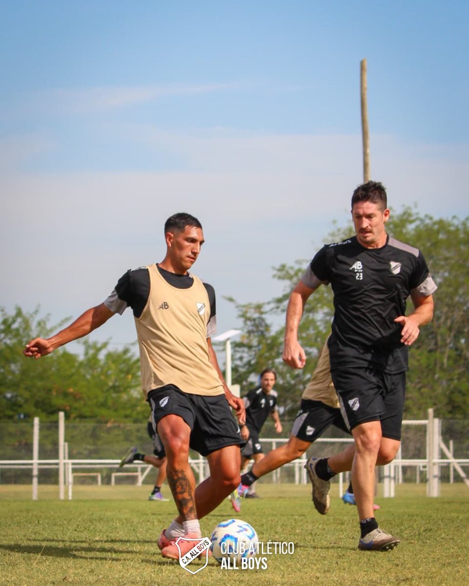 caallboys's tweet photo. 🔝 Seguimos a pleno, ¡nosotros no aflojamos! 💪

⚽️ Esta mañana entrenamos en APTA y continuamos con la puesta a punto, previa a la Primera Nacional 2026.

🤍🖤 #FlorestaBarrioDeCorazón 🖤🤍 https://t.co/O3e0eO1co7