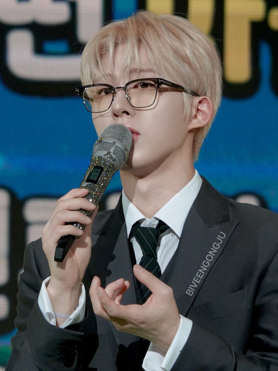 김함빈 손이 이렇게 작았던가...? 
근데 얼굴이 넘 잘생겼어....🤤

#김한빈 #비아이 #BI