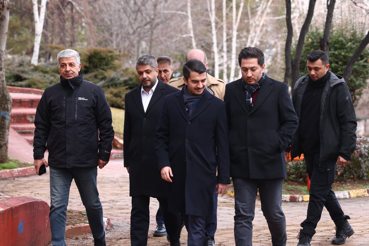 hcanguner's tweet photo. Cengizhan Parkı’nda çalışma arkadaşlarımızla birlikte incelemelerde bulunduk. 

Komşularımızın bir araya gelip sosyalleşebileceği alanları geliştiriyor, parklarımızı daha konforlu hâle getiriyoruz. https://t.co/dkzrNlfAX2