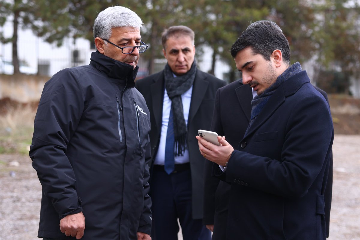 hcanguner's tweet photo. Cengizhan Parkı’nda çalışma arkadaşlarımızla birlikte incelemelerde bulunduk. 

Komşularımızın bir araya gelip sosyalleşebileceği alanları geliştiriyor, parklarımızı daha konforlu hâle getiriyoruz. https://t.co/dkzrNlfAX2