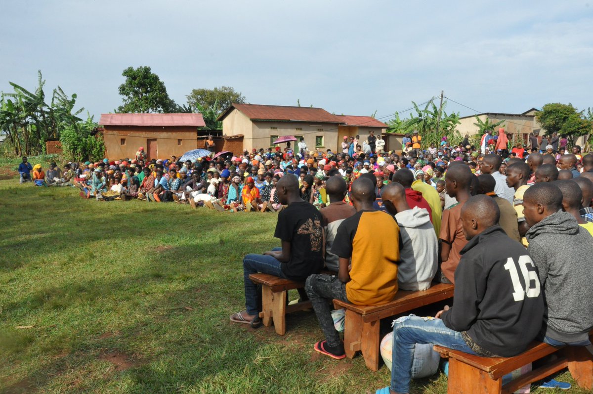 Kamonyi's tweet photo. #Ngamba: Mu Kagari ka Kazirabonde hari kubera inteko y'abaturage yitabiriwe n'ubuyobozi bw'Akarere. Muri iyi nteko hagarutswe ku isuku, kubaka ubufatanye hagati y'abashakanye bityo tukagira umuryango ushoboye, utekanye. Abaturage banasabwe gukomeza ubufatanye mu gucunga umutekano https://t.co/TRDm9MRFDR