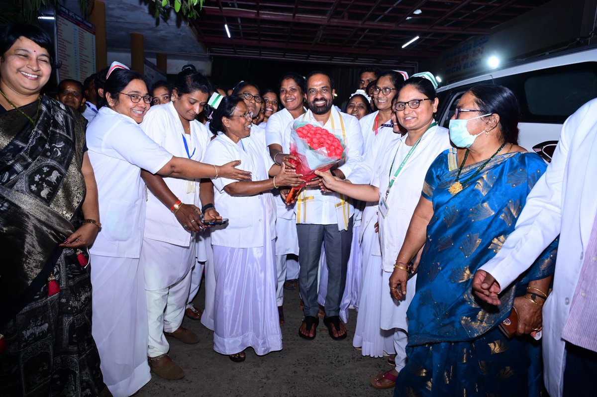 satyakumar_y's tweet photo. తెనాలిలోని జిల్లా ఆసుపత్రిని సహచర మంత్రివర్యులు శ్రీ @mnadendla  గారితో కలిసి సందర్శించాను.  ఆసుపత్రిలోని వివిధ విభాగాలు, ల్యాబ్‌లను పరిశీలించి, ప్రజలకు అందుతున్న వైద్య సేవలు, మౌలిక వసతుల స్థితిగతులను తెలుసుకున్నాము.

ఆసుపత్రిలో చికిత్స పొందుతున్న రోగులతో మాట్లాడాము. వారికి అందుతున్న వైద్య సేవలు, ప్రభుత్వ ఆరోగ్య పథకాల లబ్ధి, వసతులపై వివరాలు తెలుసుకున్నాము. 

అనంతరం ఇటీవల మంజూరైన నూతన ట్రామా కేర్ సెంటర్ కు సంబంధించిన స్థలాన్ని సందర్శించి, ప్రతిపాదిత పనులపై అధికారులతో చర్చించాము. తెనాలి ప్రాంత ప్రజలకు అత్యవసర వైద్య సేవలు మరింత సులభంగా, వేగంగా అందించేందుకు ఈ ట్రామా కేర్ సెంటర్ కీలకంగా మారనుంది. ప్రజారోగ్య పరిరక్షణే మా కూటమి ప్రభుత్వ ప్రధాన లక్ష్యం.

#Tenali
#DistrictHospital
#HealthcareReview
#TraumaCentre
#PublicHealth @BJP4Andhra @JaiTDP @JanaSenaParty @ArogyaAndhra