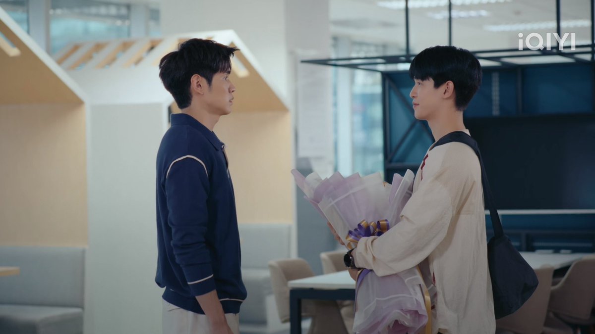 nongforemost's tweet photo. ชอบฉากนี้มาก อยากให้เกิดขึ้นจริงในชีวิตเขาไม่ได้เลือกทางลัดอย่างการขอคืนดี
แต่เลือกเริ่มต้นใหม่ ตั้งแต่คำว่า “ขอจีบใหม่ได้มั้ยครับพี่คิน” จากคนที่เคยเดินจากกันไป
กลับมาพร้อมช่อดอกไม้ และความตั้งใจที่ชัดเจนกว่าเดิม พร้อมจะปรับปรุงแก้ไขเรื่องใ��อดีตที่ผ่านมา 
#iQIYIxRELOVED https://t.co/lPjtFPv9kH