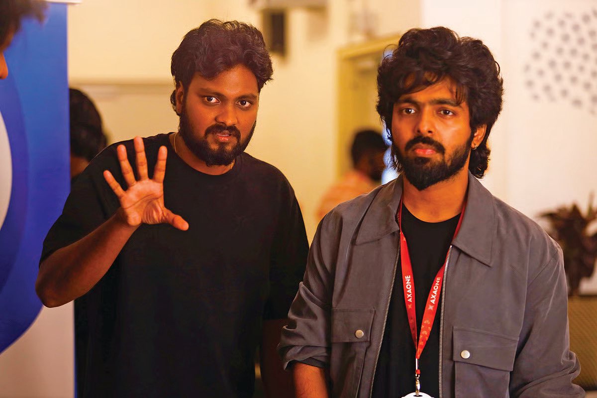 FridayCinemaOrg's tweet photo. ஜிவியை அசத்திய டைரக்டர் மரிய இளஞ்செழியன்!
டைரக்டராகியிருக்கும் லொயோலா கல்லூரி மெக்கானிக்கல் முதல் ஸ்டுடண்ட்!!
#MariaRajaElanchezhian #LICET
#LoyolaEngineeringCollege
#GVPrakash's #HappyRaj Shooting Wrapped 🎬 — Highest Pre-Sales Record in his Career 🤯🔥
@gvprakash https://t.co/8Ztn7Mt89k