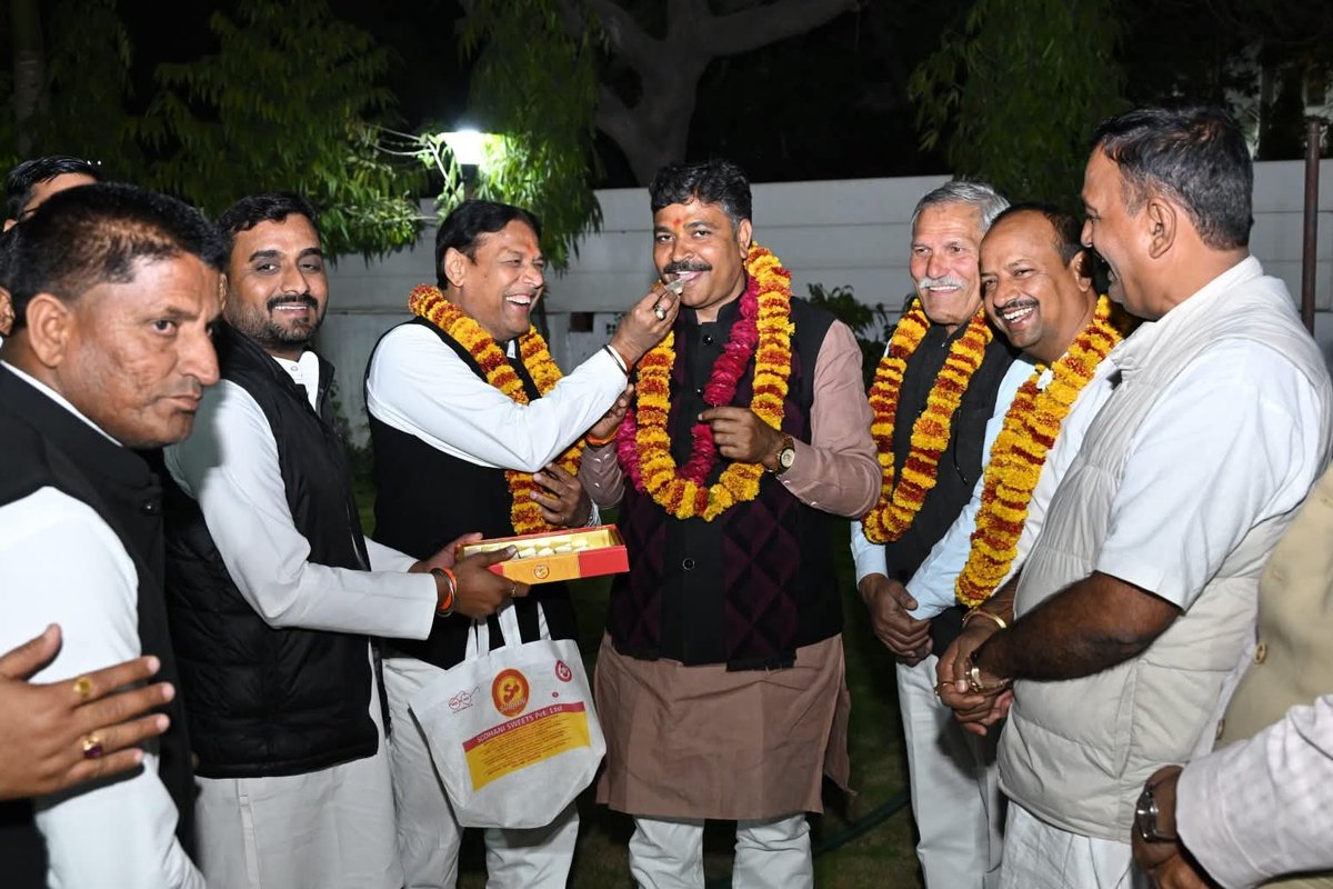 PramodBhayaINC's tweet photo. राजस्थान विधानसभा नेता प्रतिपक्ष आदरणीय श्री @TikaRamJullyINC जी से नवनियुक्त बारां जिला कांग्रेस कमेटी अध्यक्ष श्री हंसराज मीणा जी तथा नवनियुक्त झालावाड़ जिला कांग्रेस कमेटी अध्यक्ष श्री वीरेंद्र कुमार गुर्जर जी के साथ मिलकर उनका आभार व्यक्त किया। https://t.co/W3xLoS9jmA