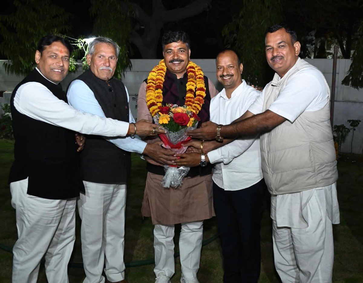 PramodBhayaINC's tweet photo. राजस्थान विधानसभा नेता प्रतिपक्ष आदरणीय श्री @TikaRamJullyINC जी से नवनियुक्त बारां जिला कांग्रेस कमेटी अध्यक्ष श्री हंसराज मीणा जी तथा नवनियुक्त झालावाड़ जिला कांग्रेस कमेटी अध्यक्ष श्री वीरेंद्र कुमार गुर्जर जी के साथ मिलकर उनका आभार व्यक्त किया। https://t.co/W3xLoS9jmA