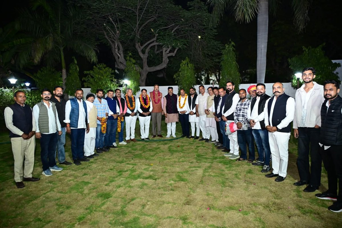 PramodBhayaINC's tweet photo. राजस्थान विधानसभा नेता प्रतिपक्ष आदरणीय श्री @TikaRamJullyINC जी से नवनियुक्त बारां जिला कांग्रेस कमेटी अध्यक्ष श्री हंसराज मीणा जी तथा नवनियुक्त झालावाड़ जिला कांग्रेस कमेटी अध्यक्ष श्री वीरेंद्र कुमार गुर्जर जी के साथ मिलकर उनका आभार व्यक्त किया। https://t.co/W3xLoS9jmA