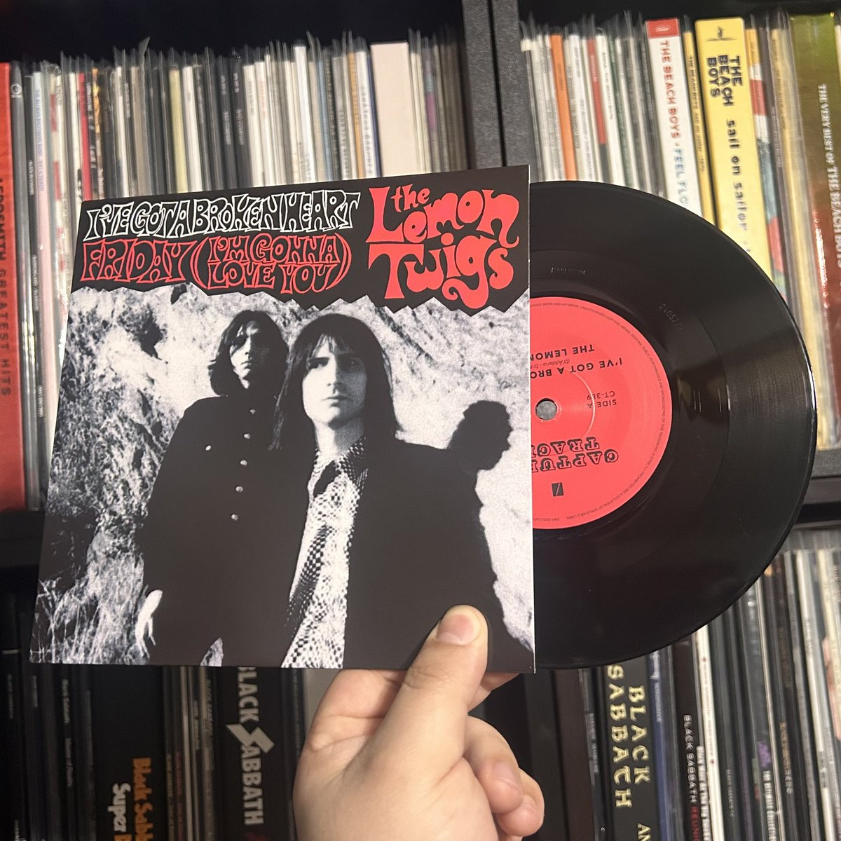Record_Spinner's tweet photo. The newest single from The Lemon Twigs is here! “I’ve Got a Broken Heart” b/w “Friday (I’m Gonna Love You)” are brilliant nuggets of retro power pop that are authentic to their aesthetic.
#thelemontwigs #briandaddario #michaeldaddario #capturedtracks #powerpop https://t.co/YuRpdrKsGc