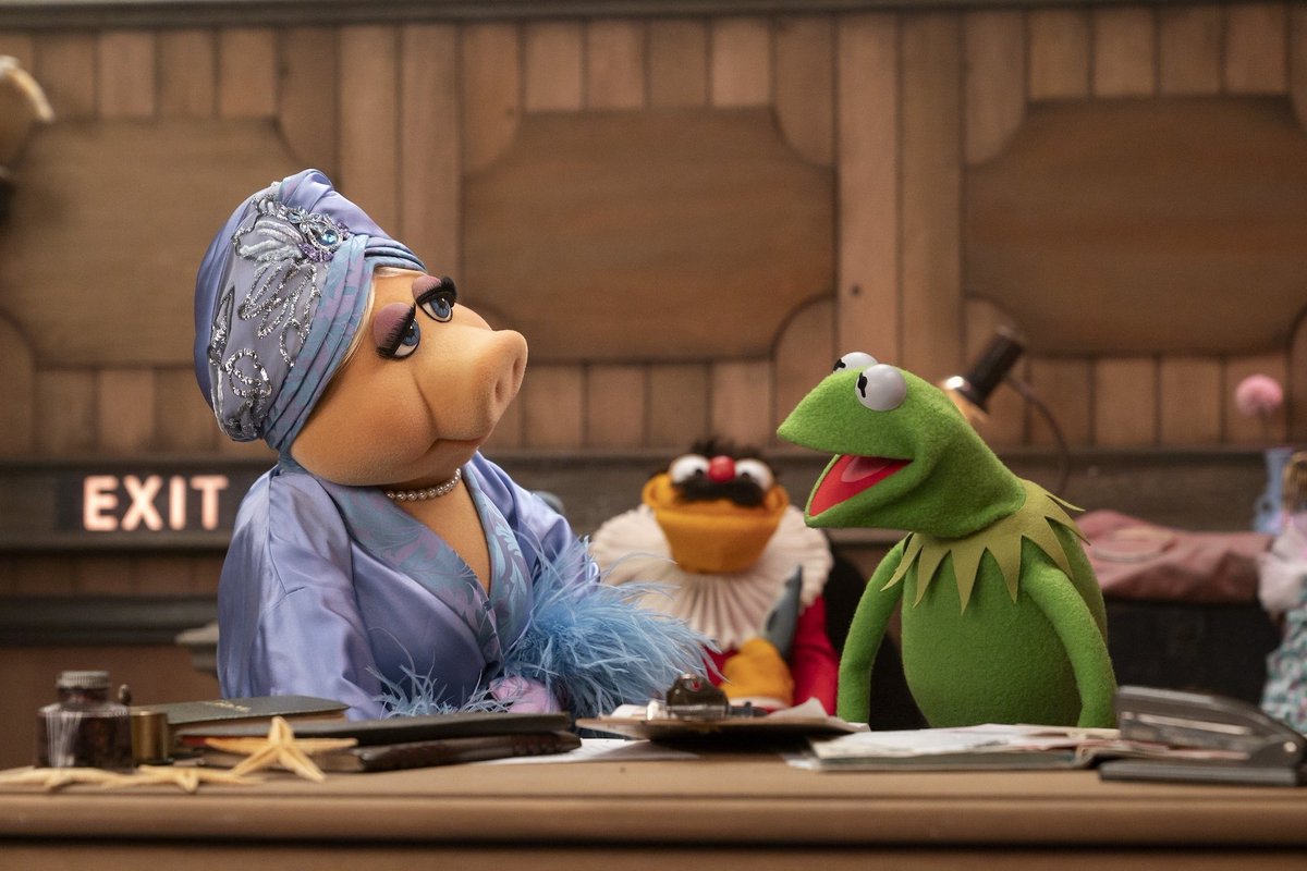 almanaquedisney's tweet photo. 🚨 JÁ ASSISTIMOS! 

O especial do ‘The Muppet Show’ é fantástico, um acerto perfeito com os Muppets como a Disney dificilmente conseguiu nos últimos anos.

A comédia tem um equilíbrio excelente entre o tom mais clássico dos Muppets e tiradas mais modernas.

Sabrina Carpenter foi a convidada PERFEITA. Todas as interações cômicas e momentos musicais com ela se destacam, é carisma puro na tela.

É uma produção com carinho e execução cuidadosa. Difícil não querer mais, precisa virar uma série regular.