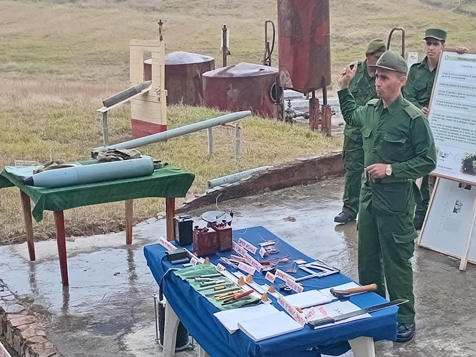 Hombres y mujeres por la defensa de la Patria. #Cuba no abandona su soberanía e independencia. 
#CubaEstáFirme
<a href="/CentralEjercito/">Ejército Central Cuba</a> 
<a href="/MinfarC/">Minfar_Cuba</a>