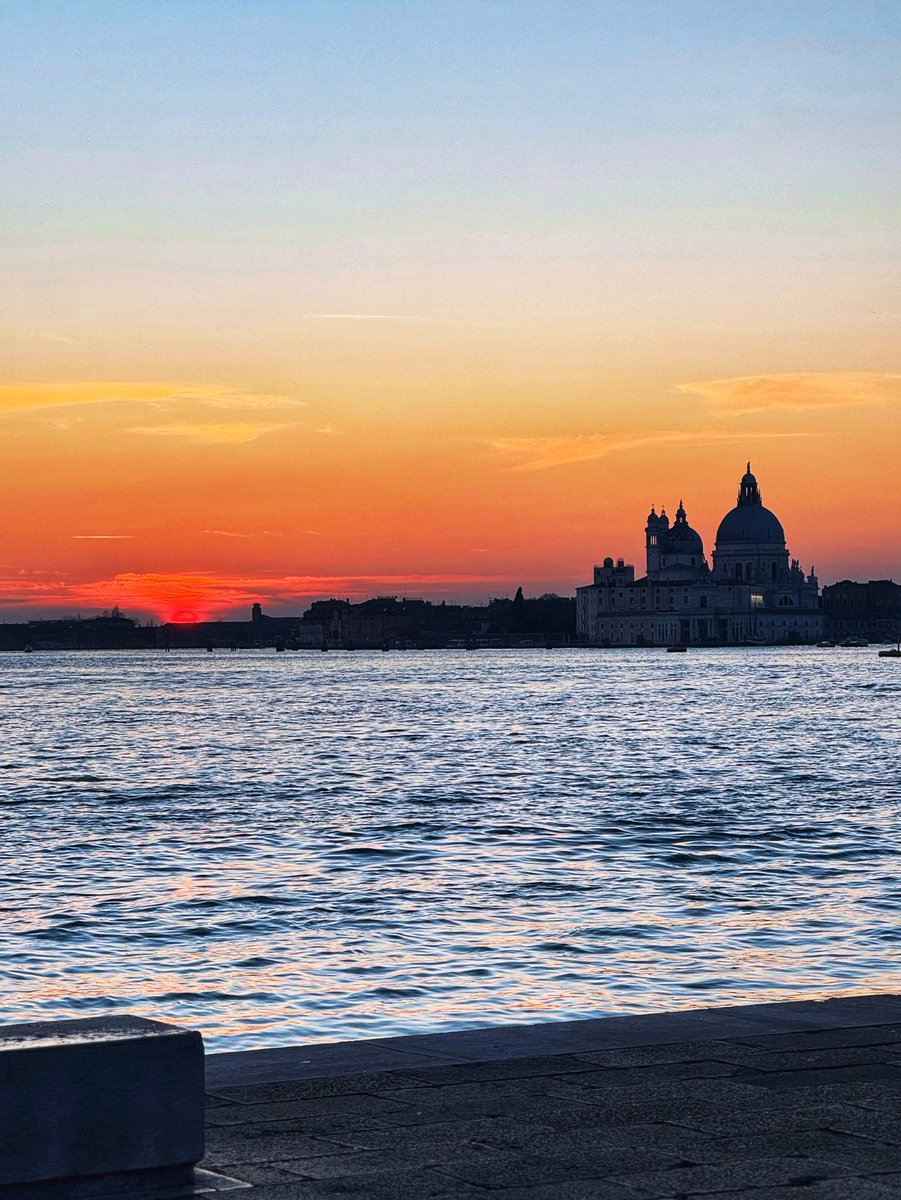 antichitaghetto's tweet photo. In Venice, even the sun surrenders to the water’s reflections 🌅✨
📍da Riva dei Sette Martiri
#sunset #tramonto #sunsetgram #venezia #venice https://t.co/wA1ydLKBGB