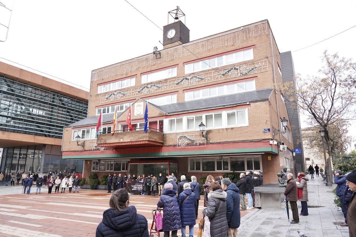 Esta mañana la ciudadanía de #Alcorcón ha manifestado su repulsa ante los asesinatos machistas de 5 mujeres
María Teresa
María Isabel
María del Carmen
Victoria
María Belén

Cinco vidas truncadas por el hecho de ser mujeres, por una violencia que no cesa y ante la que seguimos