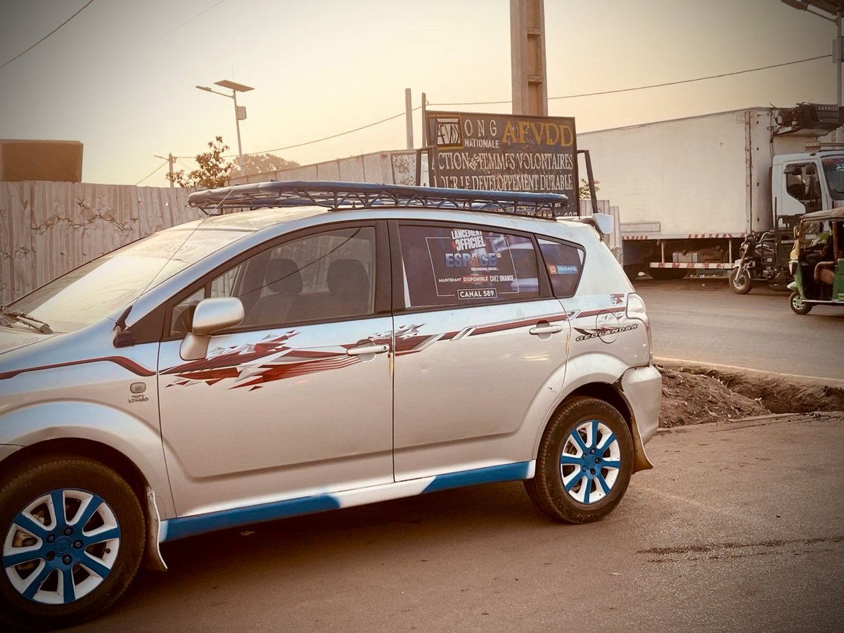 ◽️𝗤𝘂𝗮𝗻𝗱 𝘂𝗻 𝘁𝗮𝘅𝗶 𝗱𝗲𝘃𝗶𝗲𝗻𝘁 𝘂𝗻𝗲 𝘃𝗶𝘁𝗿𝗶𝗻𝗲 𝗱’𝗲𝗻𝗴𝗮𝗴𝗲𝗺𝗲𝗻𝘁 🚕

En pleine circulation, ce chauffeur a choisi de transformer son véhicule en véritable message de soutien. Sur la vitre arrière, sur le pare-brise, sur les côtés… un nom, des visuels, des