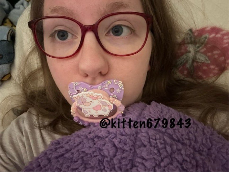 puppy32562's tweet photo. Dis an old pic from my other account >.< I miss my paci so much 😭😭 https://t.co/MvKyBoGFDe