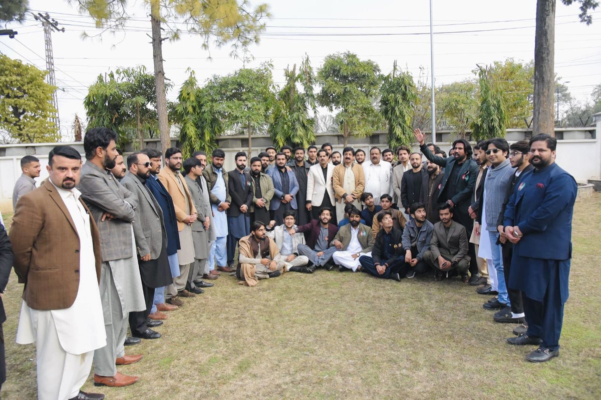 راولپنڈی:
پیپلز اسٹوڈنٹس فیڈریشن (PSF) راولپنڈی ڈویژن کی جانب سے ایک اہم اجلاس کا انعقاد کیا گیا، جس میں گورنر پنجاب سردار سلیم حیدر خان نے بطور مہمانِ خصوصی شرکت کی۔

اجلاس میں اسلام آباد اور راولپنڈی کی مختلف جامعات سے بڑی تعداد میں طلبہ و طالبات نے شرکت کی۔