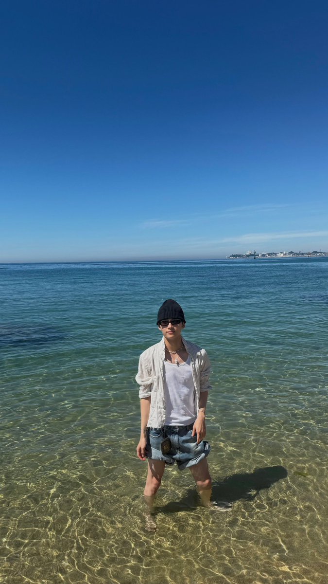 (リオとのお揃いネックレスつけてる…)(リオとのお揃いネックレスつけてる写真だ…)(お揃いネックレス…)