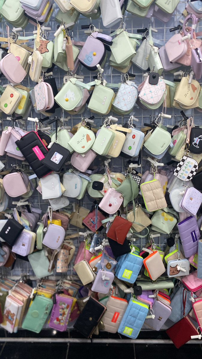 bardanslm's tweet photo. sering denger anak sekolah minta bangun candi ke emaknya dadakan tengah malem. 
akhirnya kejadian ke saya 🥲 besok tiba2 anak ada acara market day di sekolah, intinya simulasi jualan2 gitu di sekolah, yg harus dibeli:
- kaos hitam
- celana cokelat
- bando
- dompet
- nampan
- iket rambut
- sisir
- cermin kecil
- plastik
- piring
- buat design stiker dan print lalu tempel di bungkus plastik yg isinya jualan dia (PALING GONG SIH INI!?)

otw begadang malem ini bungkus2in, tempel2in, seteples2in.
punya anak enggak cm harus siap uang, siap mental, siap waktu, siap sabar, siap capek dan siap kaget 😂

semangat selalu para bapack2 dan ibu2 🥲😅