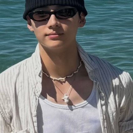unwokefujo's tweet photo. beautiful woman carries the necklace he has matching with his boyfriend everywhere and makes sure everyone sees it https://t.co/Sn8MaDZxXM