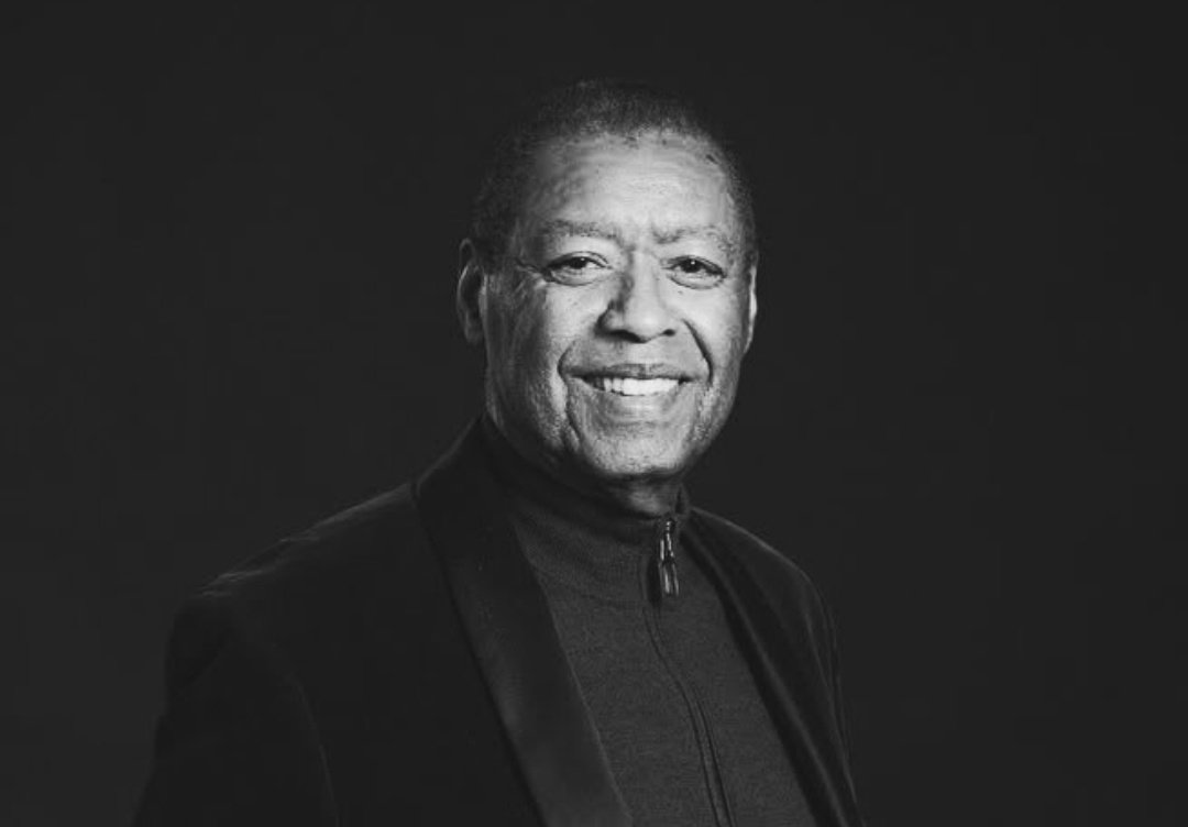 Ron Kenoly foi tipo o Adhemar de Campos nos EUA. Mas foi dele q o DT, Renascer e tantos outros beberam suas versões BR de clássicos atemporais. Foi dele o primeiro musical Black gospel q participei (Sing Out). Temos muito a agradecer por sua vida, que o Pai o receba c/ alegria.
