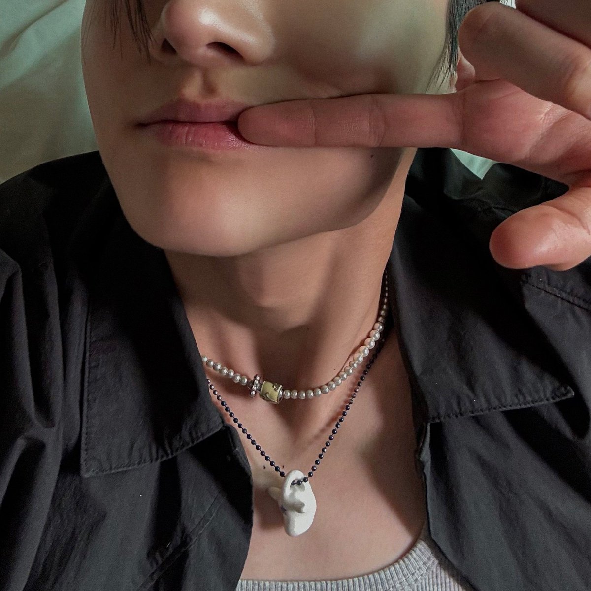 unwokefujo's tweet photo. beautiful woman carries the necklace he has matching with his boyfriend everywhere and makes sure everyone sees it https://t.co/Sn8MaDZxXM