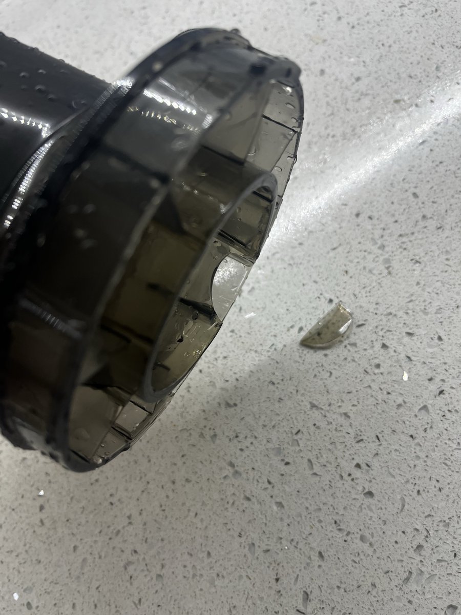 Portakallicay8's tweet photo. @KumtelKurumsal  Yavaş sıkım katı meyve sıkacağı aldım, beş para etmez ürün, 3.kullanımda plastik aksamı kırıldı, kaç gündür servisten dönüş bekliyorum hala dönüş yapmadılar https://t.co/3YnvI6NYBj