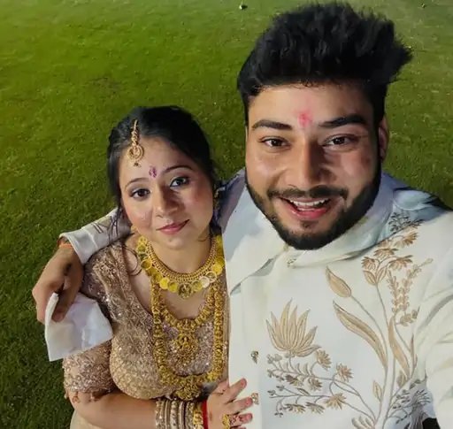 🔥🔥 यूट्यूबर अरुण पंवार शादी चर्चा का विषय बनी हुई है .....

उनकी शादी एक वीडियो से चर्चा में है, जिसमें उन्हें लग्न टीके में 71 लाख रुपए , साथ ही परिवार के सदस्यों को 21 तोले सोने के जेवरात भी दिए।

 अरुण ने इस वीडियो को अपने इंस्टाग्राम अकाउंट पर शेयर किया है