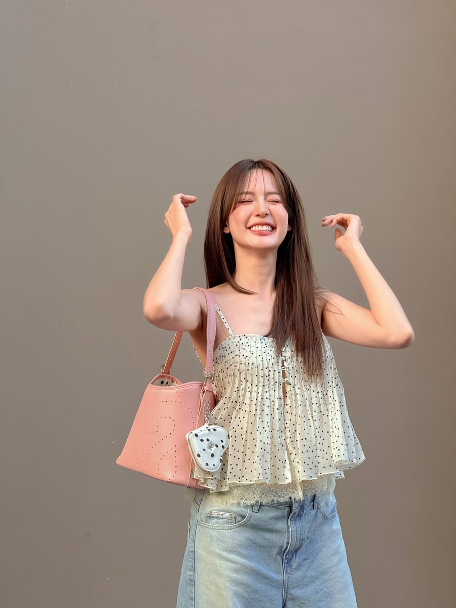 BOW_MUSEUM's tweet photo. สุดสัปดาห์ก็อยากพัก สุดที่รักก็อยากเจออออ 😛💘
#RallyLoopBagValentinesLimited
#RallyLoopBag #RallyMovement
#โบว์เมลดา #bow_maylada
cr.bow_maylada https://t.co/ZaNRgwBBpe
