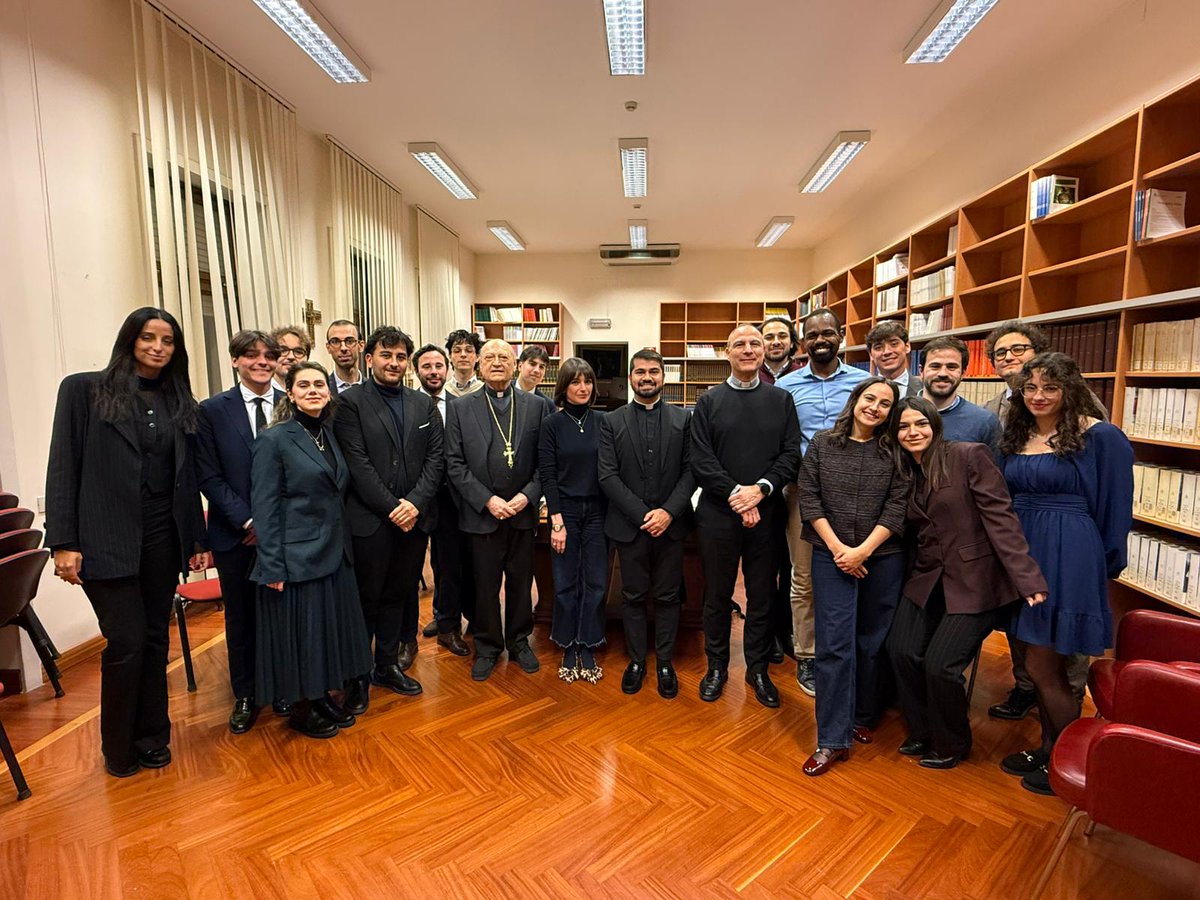 Ieri si è riunita la Consulta giovanile del <a href="/CortiledeiGenti/">Cortile dei Gentili</a>, con la nuova Presidenza di Giulia Tosana. Sarà un anno intenso e vivace per i nostri ragazzi, con tanti progetti, eventi e suggestive occasioni di incontro e dialogo su temi che interessano le nuove generazioni!