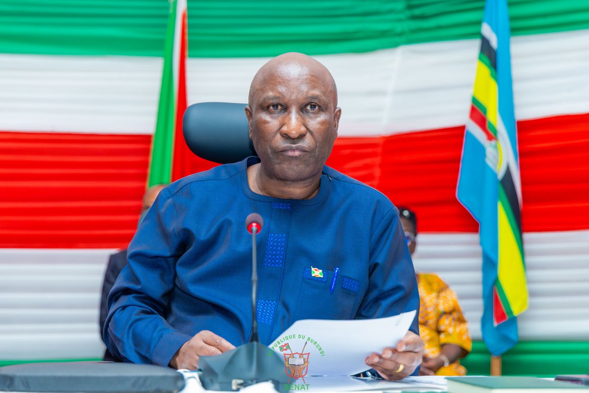 Burundi_senat's tweet photo. #Burundi: Le Président du @Burundi_senat, Très Honorable Gervais NDIRAKOBUCA, en compagnie de ses 2 Vice-présidents, a tenu une réunion d'évaluation à l'intention de tous les membres du personnel de cette Institution, dans le but de faire un regard rétrospectif sur les activités réalisées au cours de la période de 6 mois écoulés (début de la 7ème Législature à nos jours) en vue d'améliorer les prestations.

Les participants à cette séance ont estimé que les rééalisations pendant cette période ont été courronées de succès.

A cette occasion, les membres du personnel de la Chambre haute du Parlement ont remercié vivement le Président du @Burundi_senat pour ses conseils judicieux qu'il ne cesse de leur prodiguer dans le sens de respecter la loi, d'être solidaires, de travailler avec assiduité et en synergie.