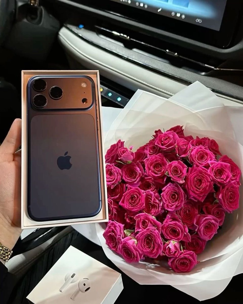 August_88888's tweet photo. على كثر الإنتقادات الي جات عنه قررت وأخذته ١٧ برو ماكس .. وكمان عشان رقمه 🤭🤍🤍 https://t.co/ceie1KWKB6