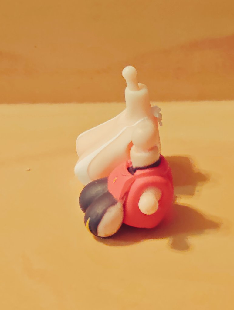 不思議なサイズのフィギュアを購入
調べたらLADoTOYS POCKET GIRLの第一弾とのこと
コンセプトは面白いが表情が一種類しかないのがちょっと…
なお #リンクトラベラーズ とは親子ほどの差がある

早速バラして今の改造プランに使えるか模索
肩幅をなんとかすればイケるか…？

#デスクトップアーミー