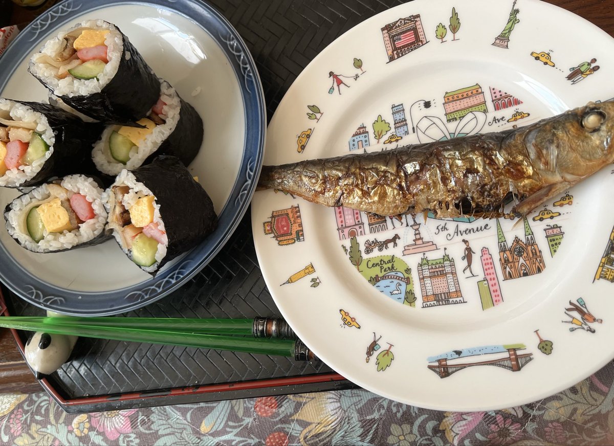 今年の節分は大阪泊の日やからおかんの巻き寿司食べられんなーってこの前サラッと言ったこと覚えてたようでサプライズ朝食❗️
朝から椎茸抜き巻き寿司を作ってくれてイワシも焼いてくれて送り出してくれたおかん、感謝🙏🏻
イワシがいつもパン皿で使ってるPOPなティファニーの皿に乗ってたのはワロタ🤣