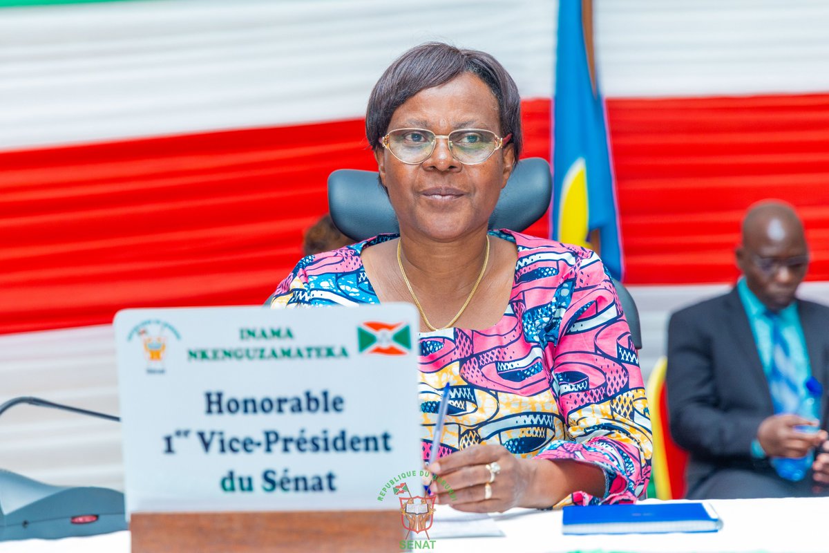 Burundi_senat's tweet photo. #Burundi: Le Président du @Burundi_senat, Très Honorable Gervais NDIRAKOBUCA, en compagnie de ses 2 Vice-présidents, a tenu une réunion d'évaluation à l'intention de tous les membres du personnel de cette Institution, dans le but de faire un regard rétrospectif sur les activités réalisées au cours de la période de 6 mois écoulés (début de la 7ème Législature à nos jours) en vue d'améliorer les prestations.

Les participants à cette séance ont estimé que les rééalisations pendant cette période ont été courronées de succès.

A cette occasion, les membres du personnel de la Chambre haute du Parlement ont remercié vivement le Président du @Burundi_senat pour ses conseils judicieux qu'il ne cesse de leur prodiguer dans le sens de respecter la loi, d'être solidaires, de travailler avec assiduité et en synergie.